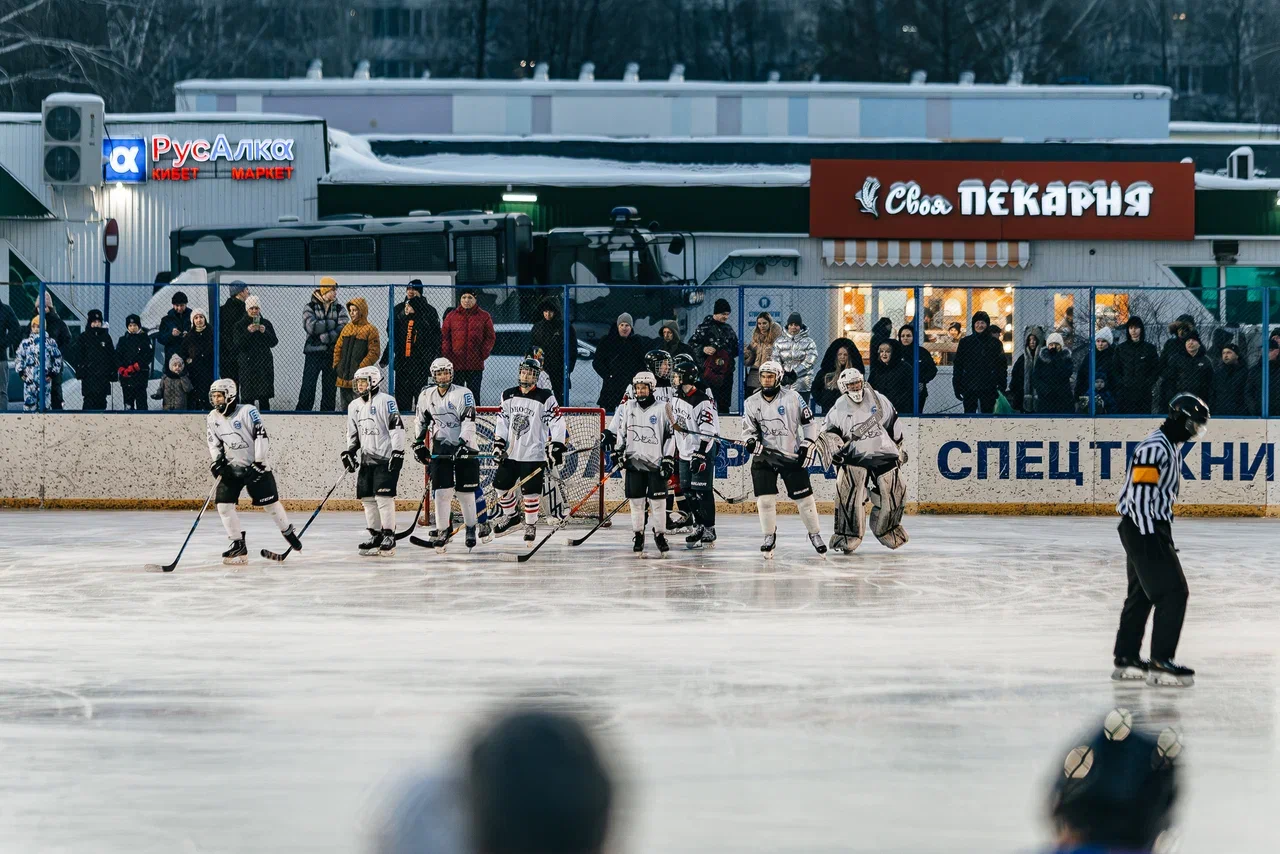Фото: Данис Зарипов сыграл в дворовый хоккей с челнинскими детьми Фото: Данис Зарипов сыграл в дворовый хоккей с челнинскими детьми