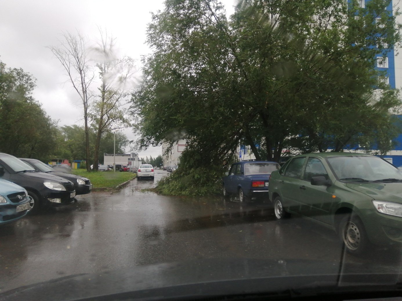 Непогода в Челнах: потоп, разбитые автомобили и трамвайный затор (фото)