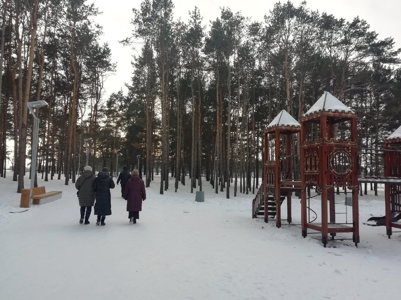 В парке на ГЭСе появилась входная группа, детские площадки и тренажеры (фото)
