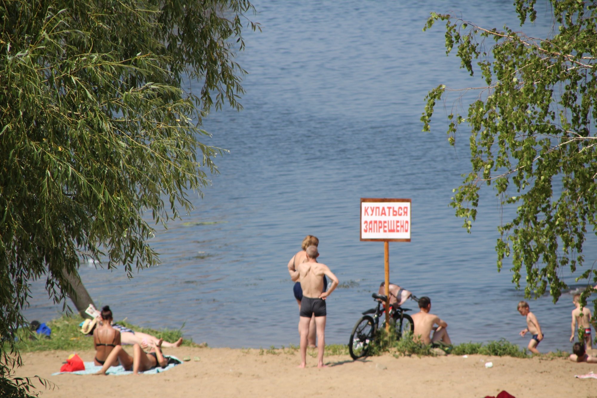 Челны нелегально открыли пляжный сезон: «Людей удержать сложно» (фото)
