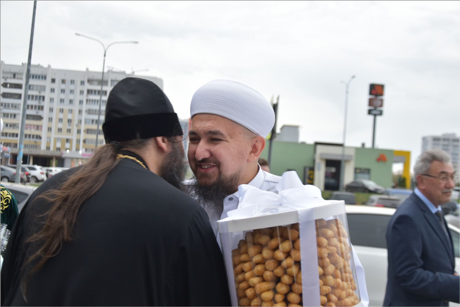 Наиль Магдеев и имамы города пришли на пасхальный ужин с чак-чаком (фото)