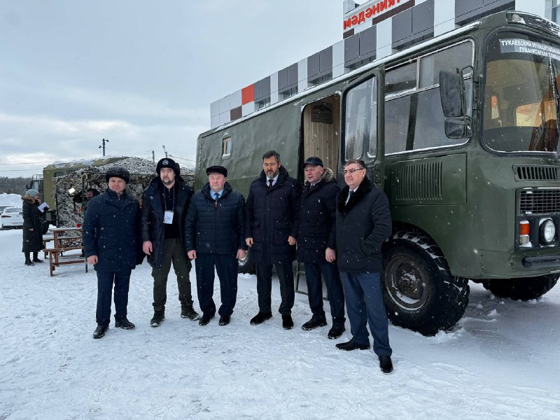 Камаев показал Коробченко и Метшину автомобили, которые отправят бойцам СВО
