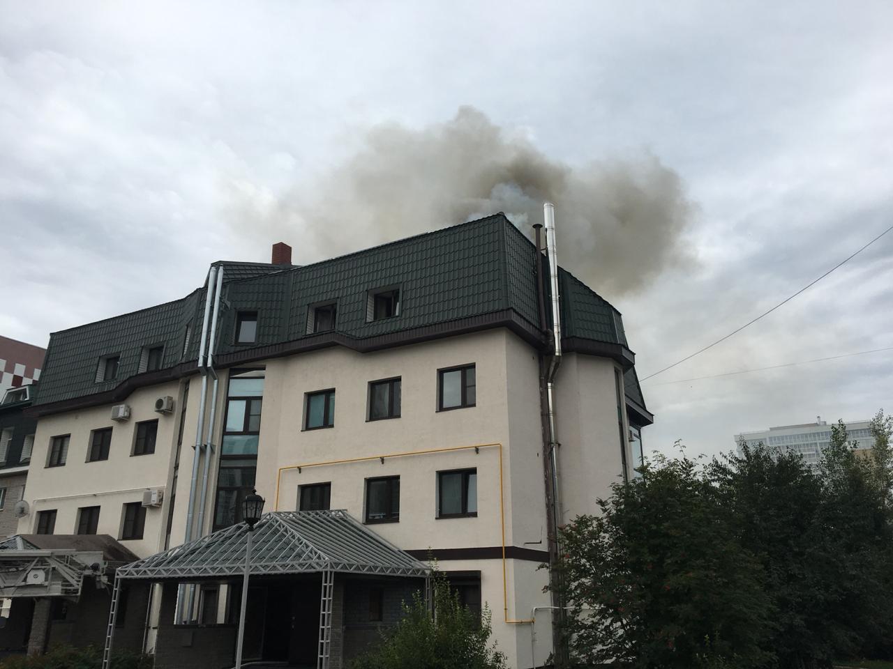 Пожар в элитном доме 12-го комплекса Челнов. Загорелась крыша (фото)