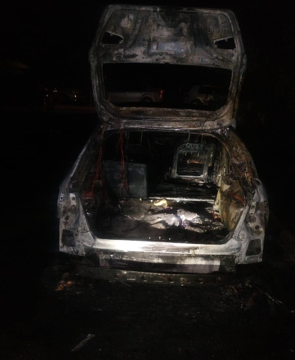В Челнах дотла сгорела Audi A3. В огне пострадали еще три машины (видео)
