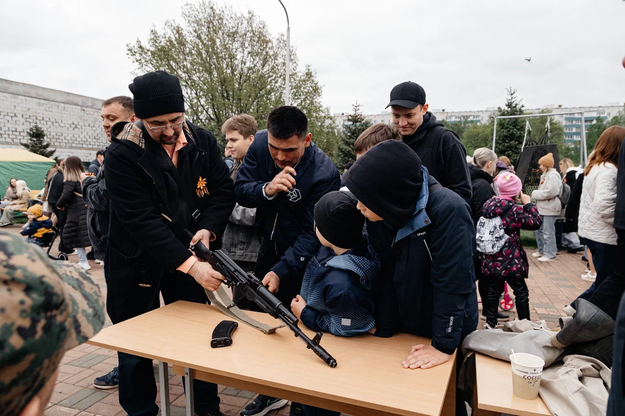 Фото: в День Победы в Челнах угощают солдатской кашей и учат плести сети