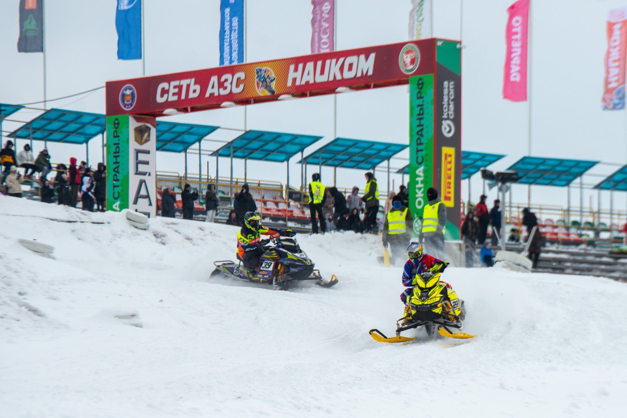 Видео: Чемпионат России по сноубайку и снегоходам собрал полные трибуны 