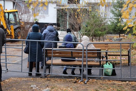 Третий день после трагедии в 48/20: людей пустили в разрушенный подъезд. Фото 