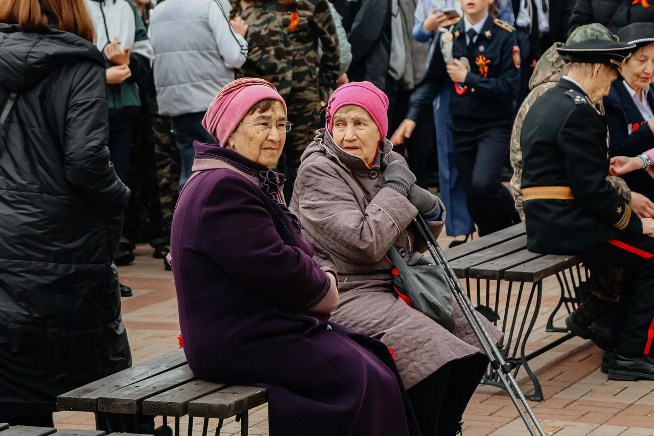 В Челнах почтили память 12 героев, чьи бюсты установлены в парке Победы (фото)