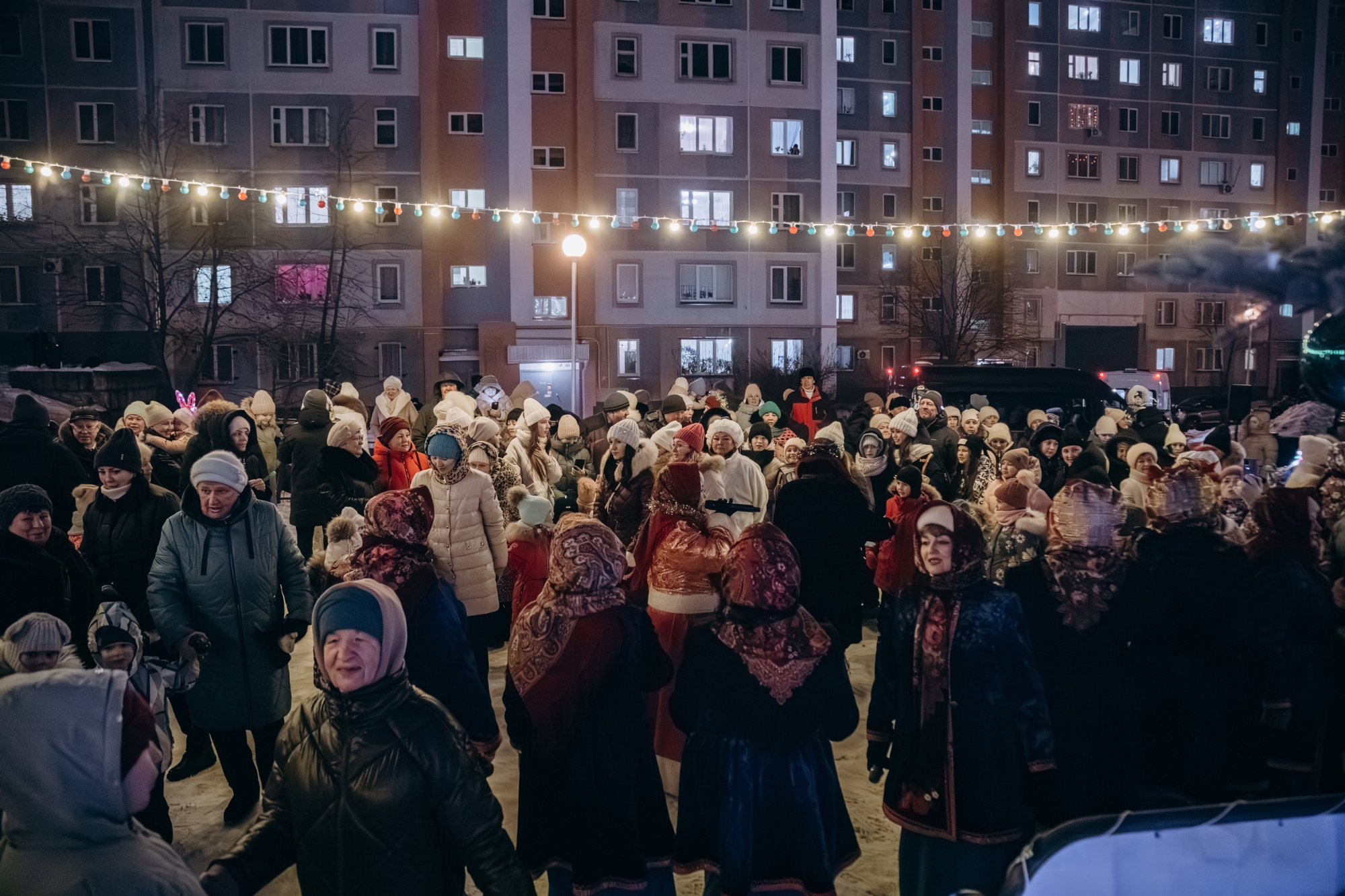 Открытие дворовой елки в 38 комплексе собрало рекордное число жителей