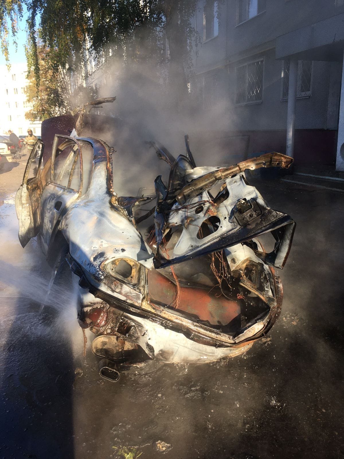 В Челнах во дворе дома сгорела машина – очевидцы сообщают о взрыве (видео)