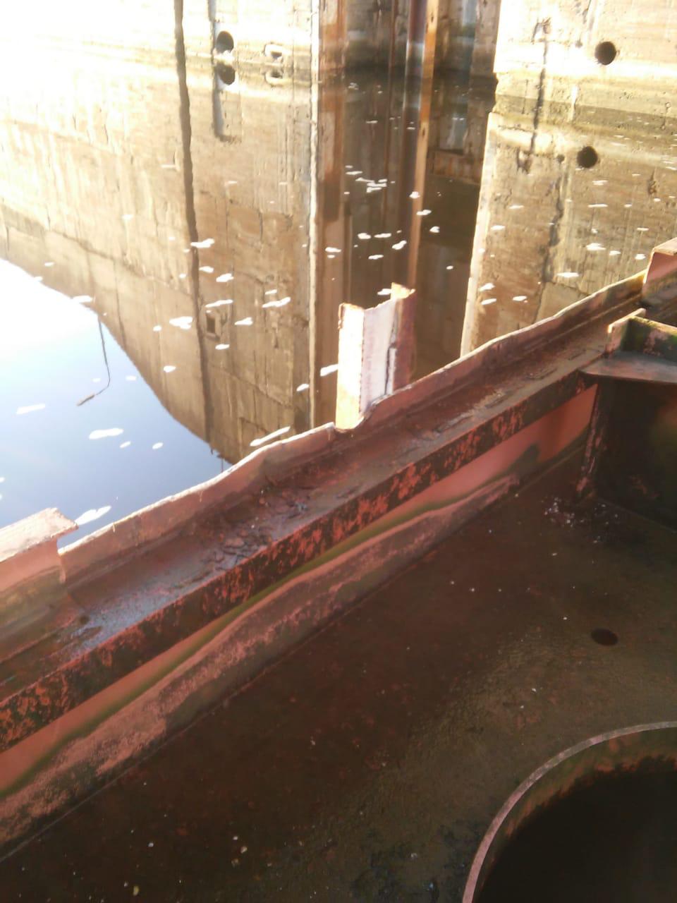 Авария на плотине Нижнекамской ГЭС: буксир протаранил ворота шлюза