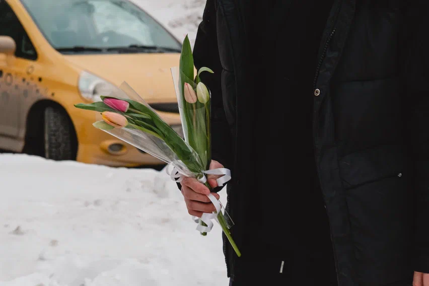Фото: 8 марта, мужчины и цветы