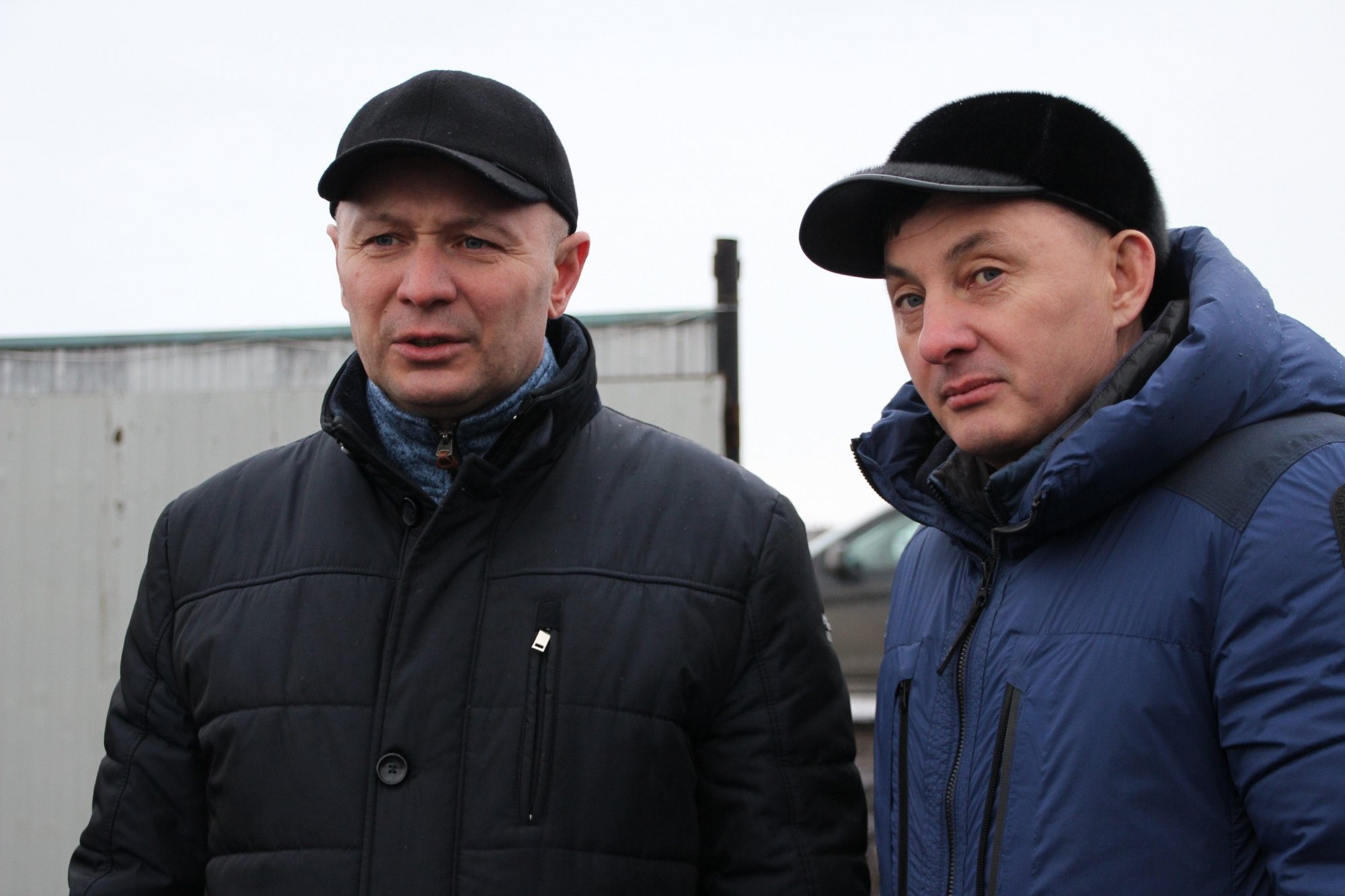 «Здесь будет 13 участков. Колышки в землю забили, распределили. Аукцион, говорят, был»