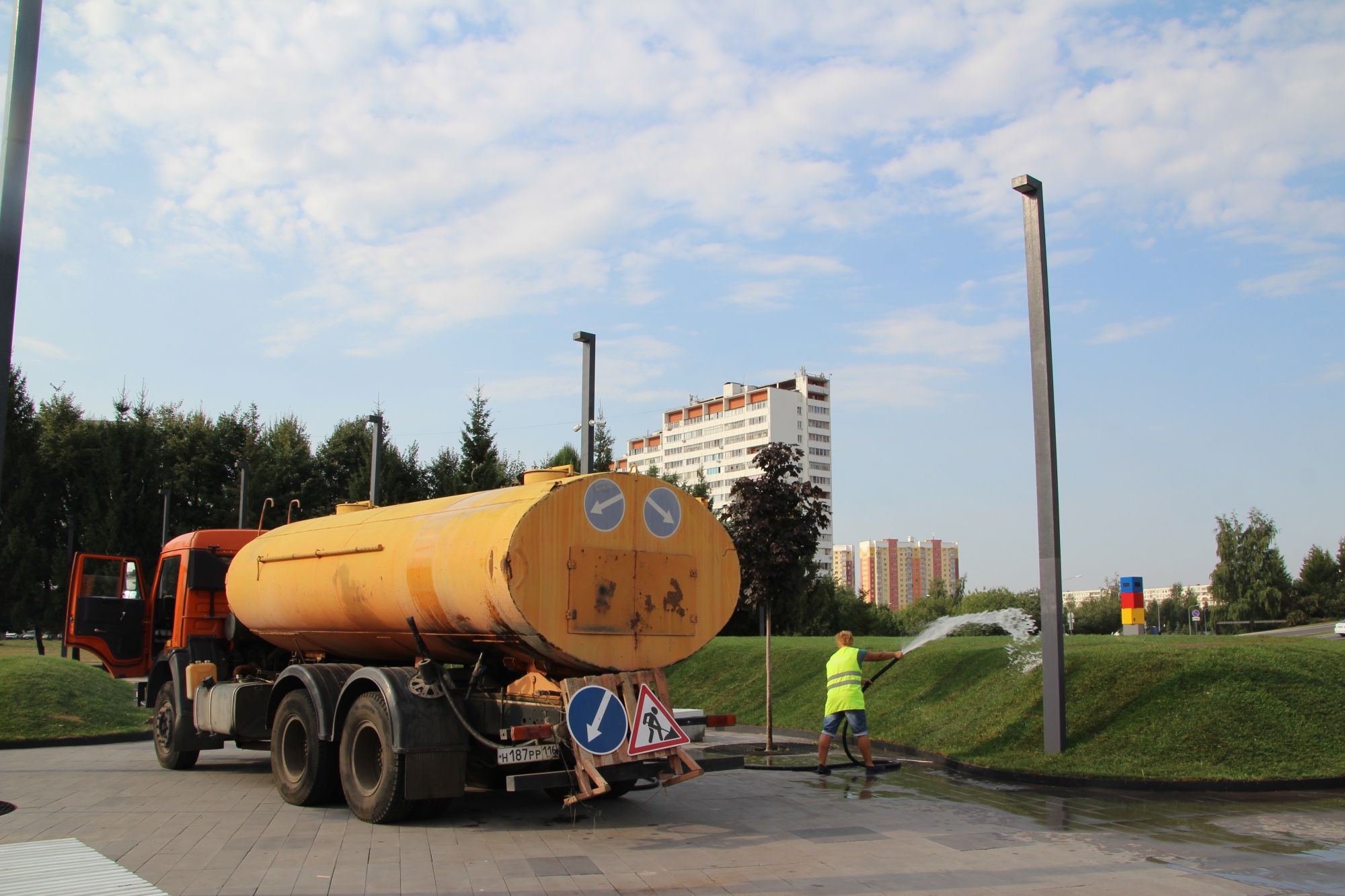 К приезду Минниханова на площади Азатлык «зацвел» газон (фото)