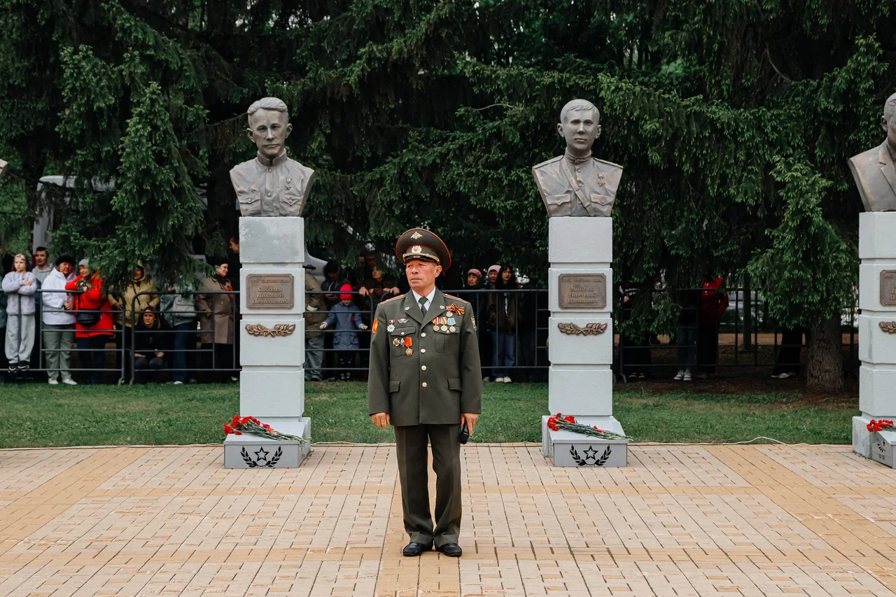 В Челнах почтили память 12 героев, чьи бюсты установлены в парке Победы (фото)