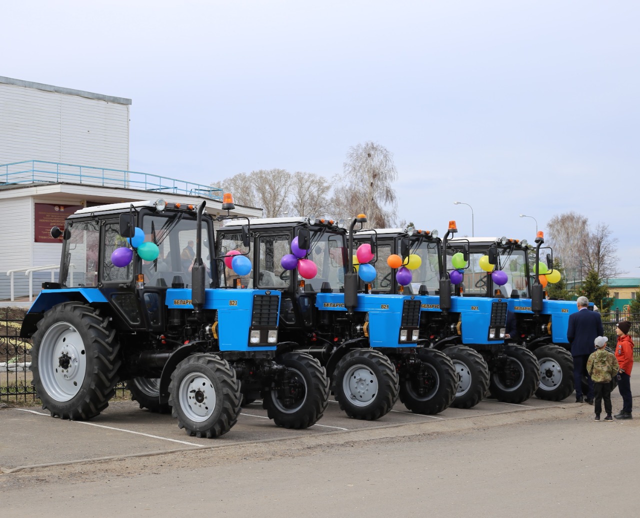Камаев вручил главам поселений ключи от новых тракторов