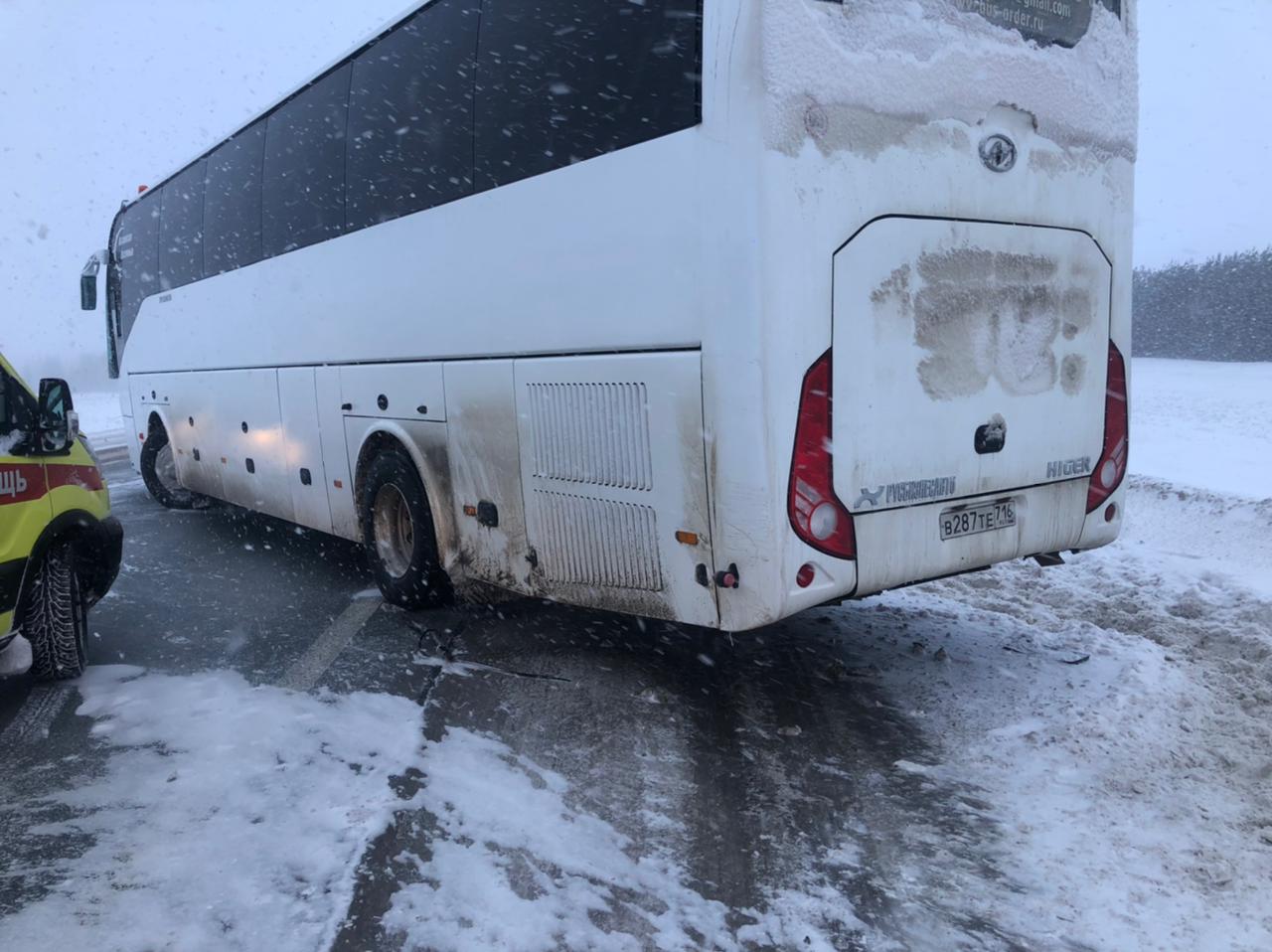 Автобус с челнинскими пассажирами влетел в снегоуборщик на трассе (фото)