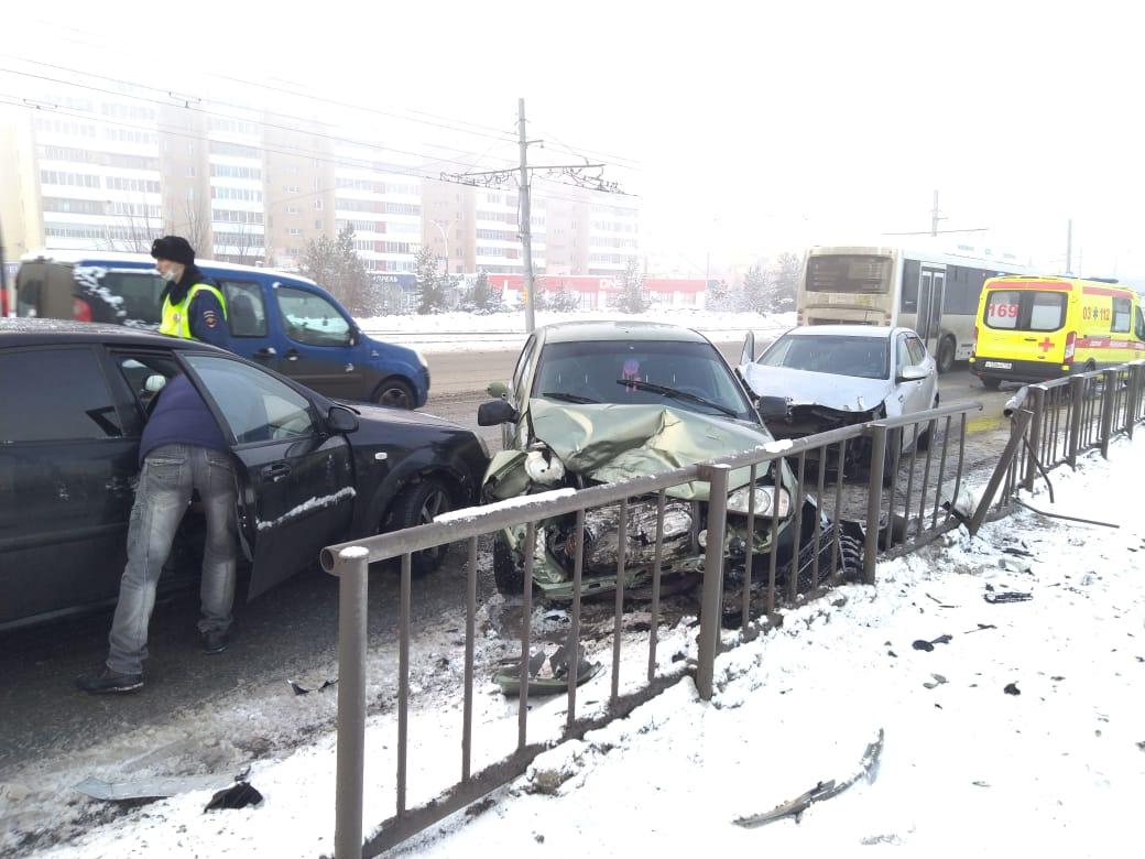 Причиной гигантской пробки в Челнах стала автоледи, вылетевшая на встречку  (фото) 25.03.2021