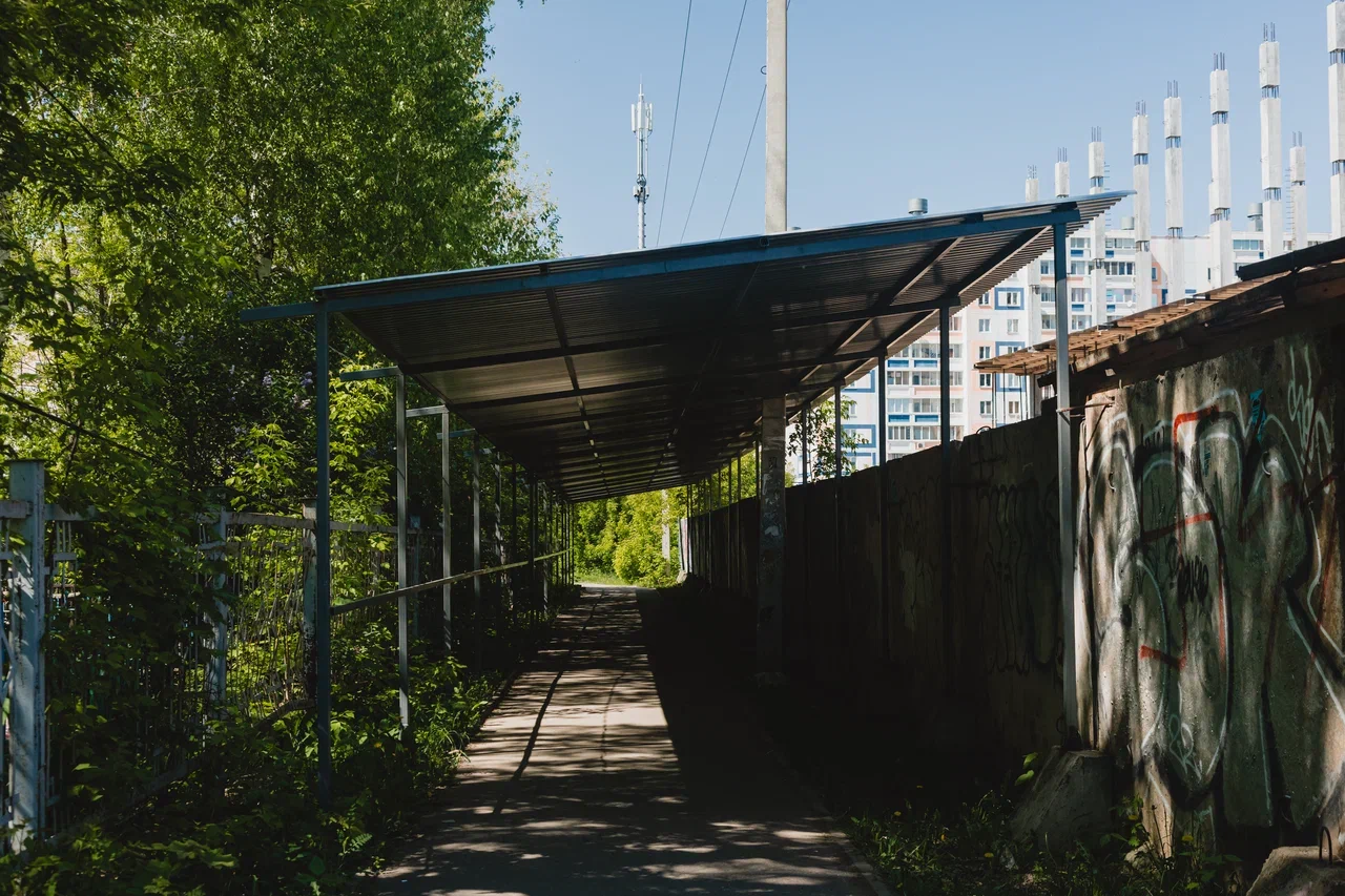 Фото: как в Челнах строят очередную многоэтажку вплотную к кладбищу