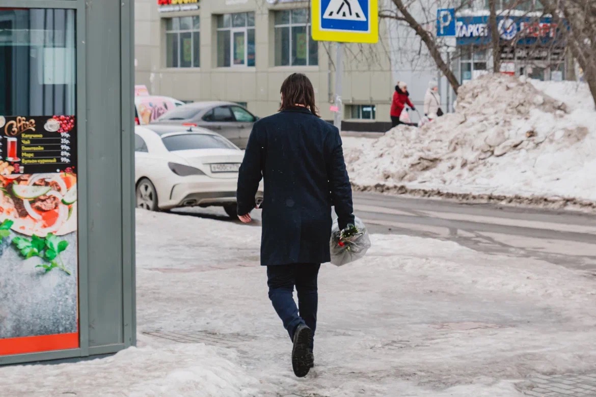 Фото: 8 марта, мужчины и цветы