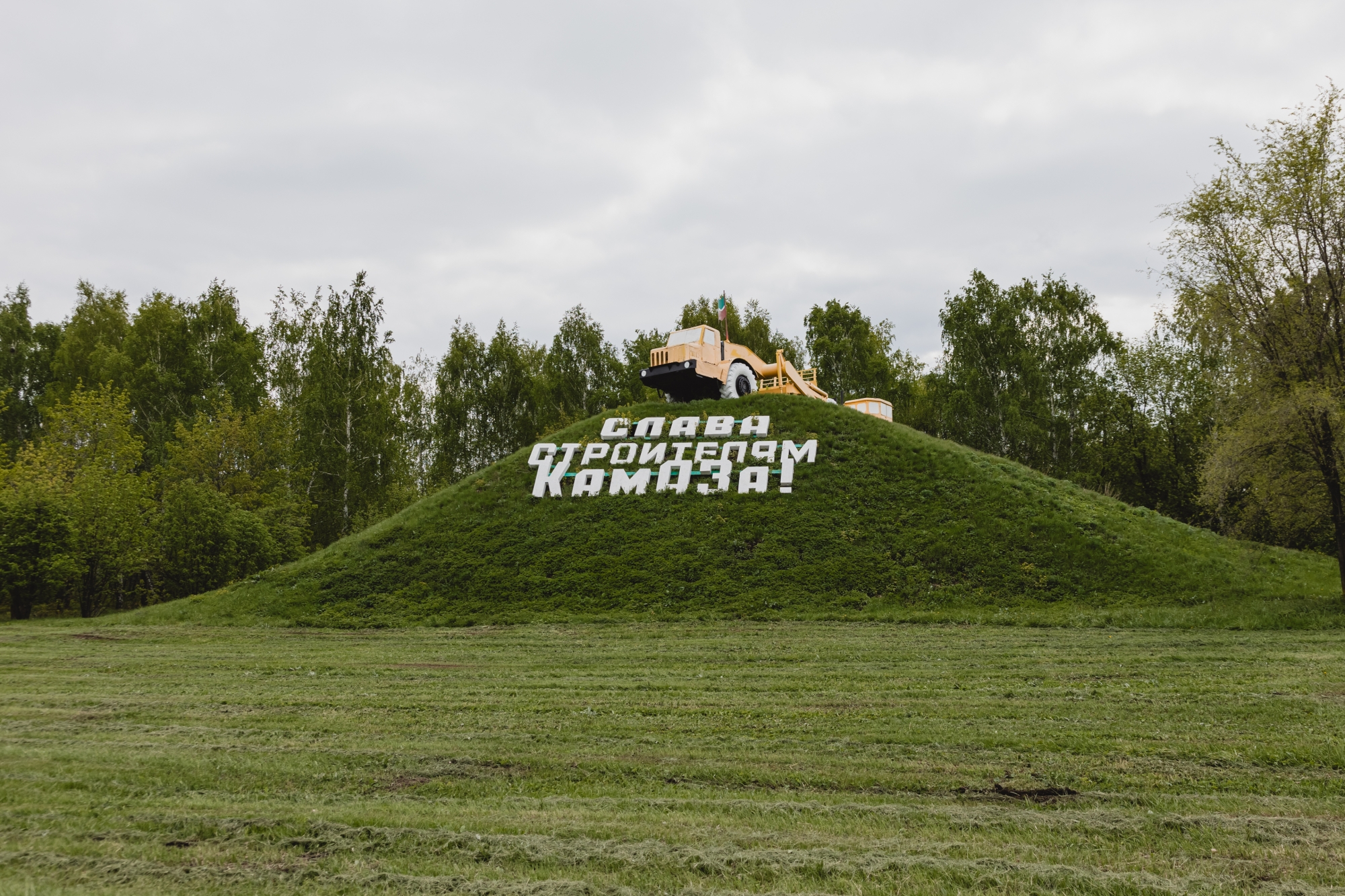 Как выглядят памятники на первой дороге, которые просят перенести в город (фото)