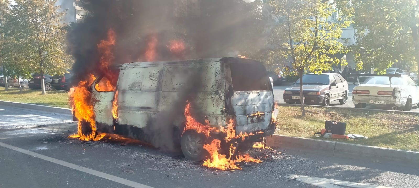 В Челнах на проспекте Хасана Туфана дотла сгорел микроавтобус. Видео