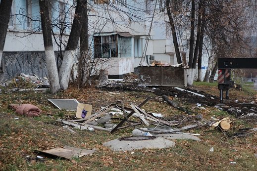 Третий день после трагедии в 48/20: людей пустили в разрушенный подъезд. Фото 