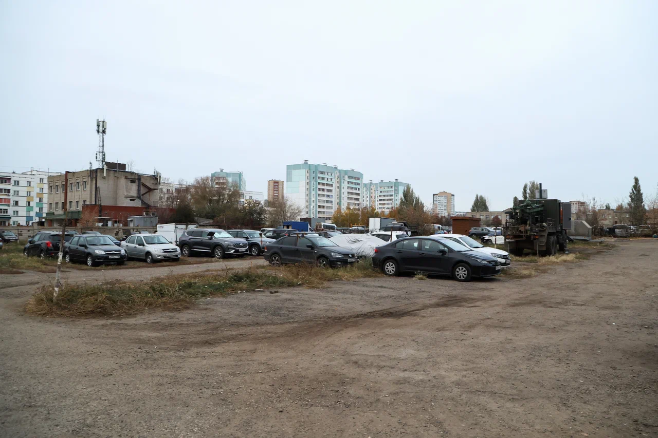 За скандальную землю в 49-м комплексе власти отдали участок с автостоянкой (фото)