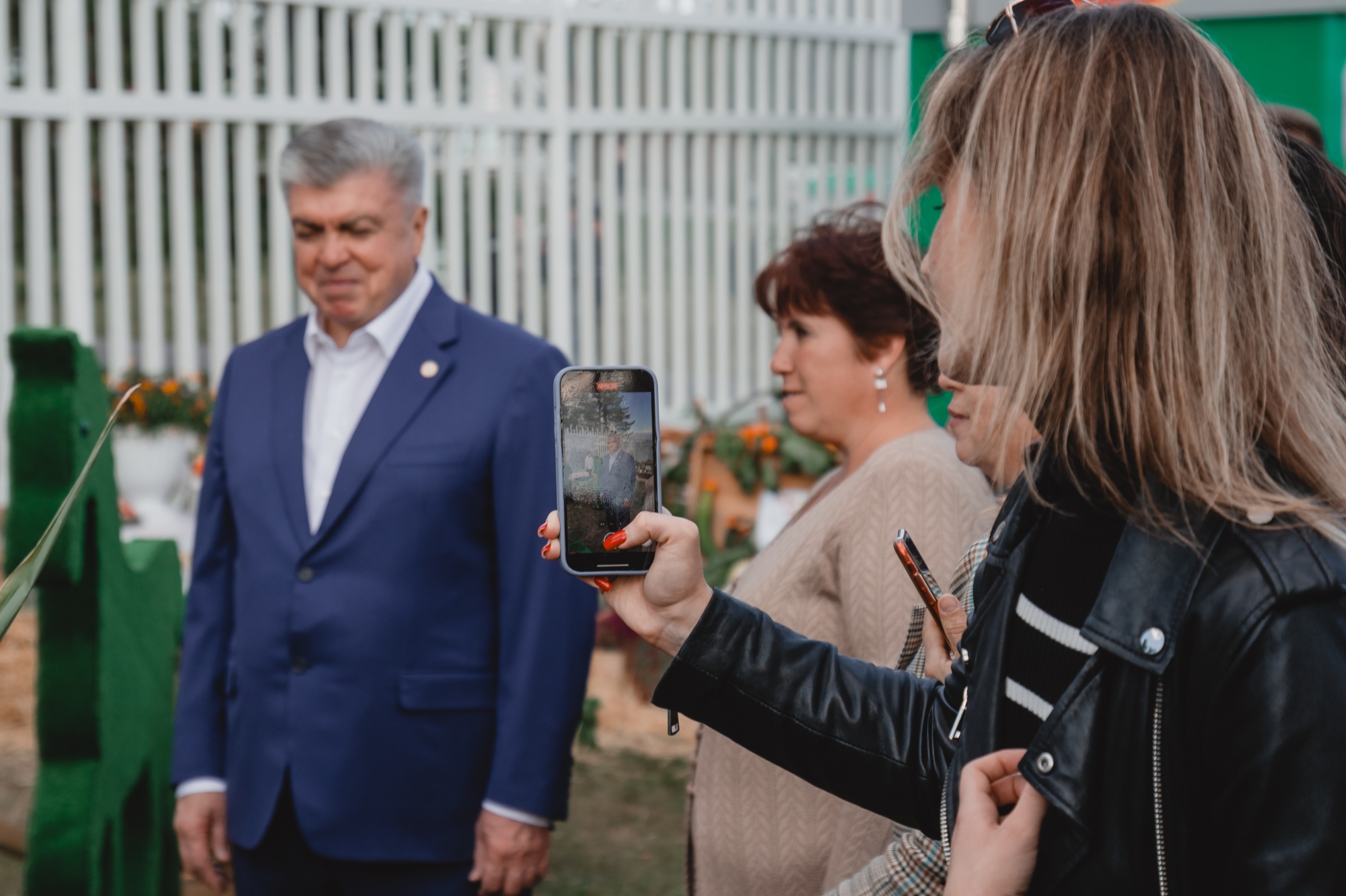 Как Магдеева угощали малиной и просили сделать селфи, чтобы «жена обалдела»