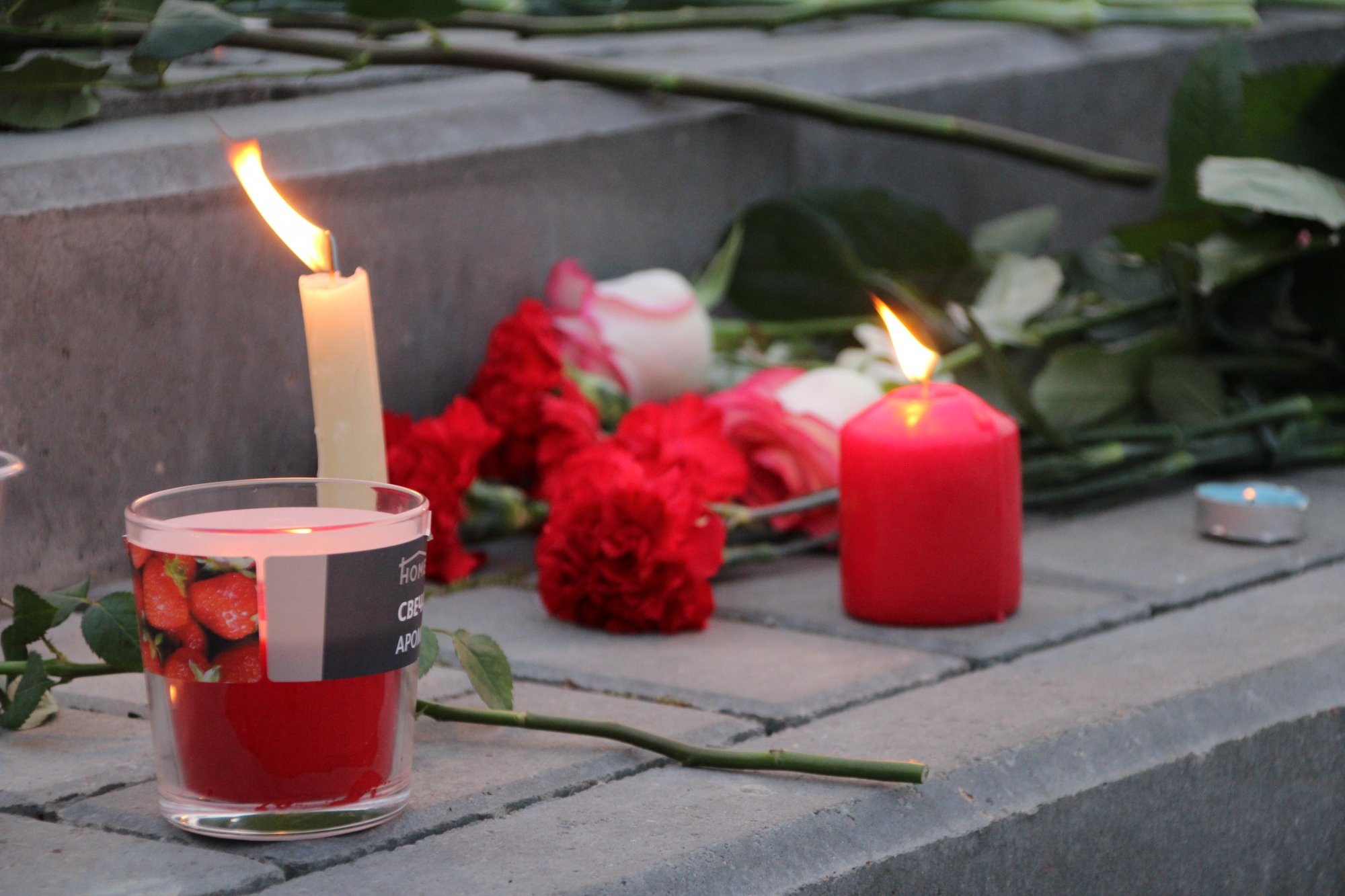 Челнинцы несут цветы и игрушки к мемориалу в память о погибших детях