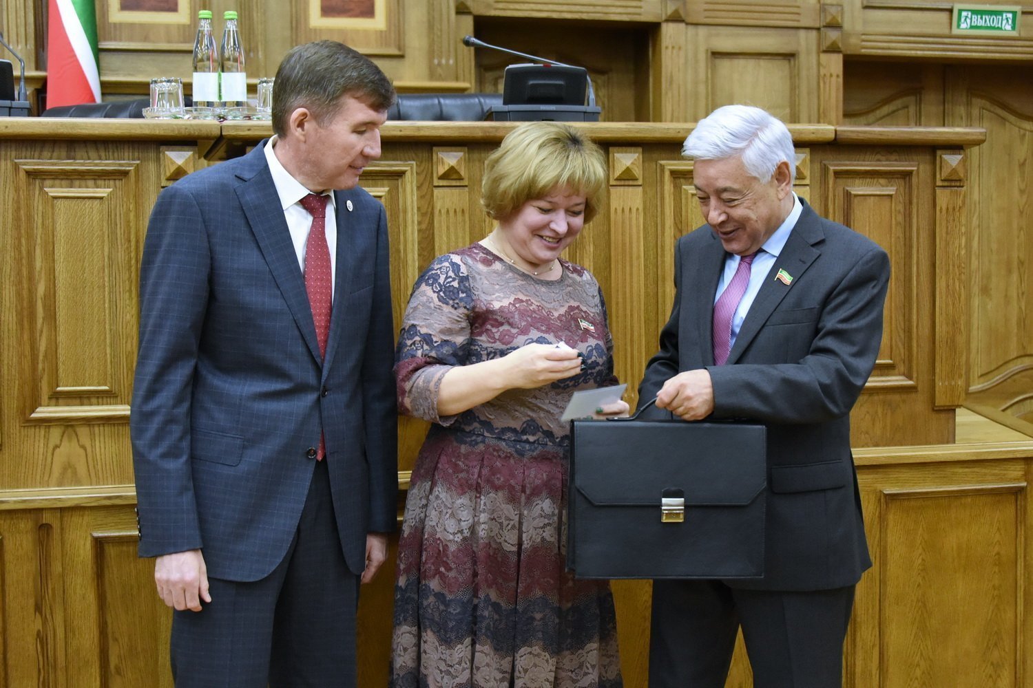 Избранным депутатам Госсовета вручили портфели. Завтра - первая сессия