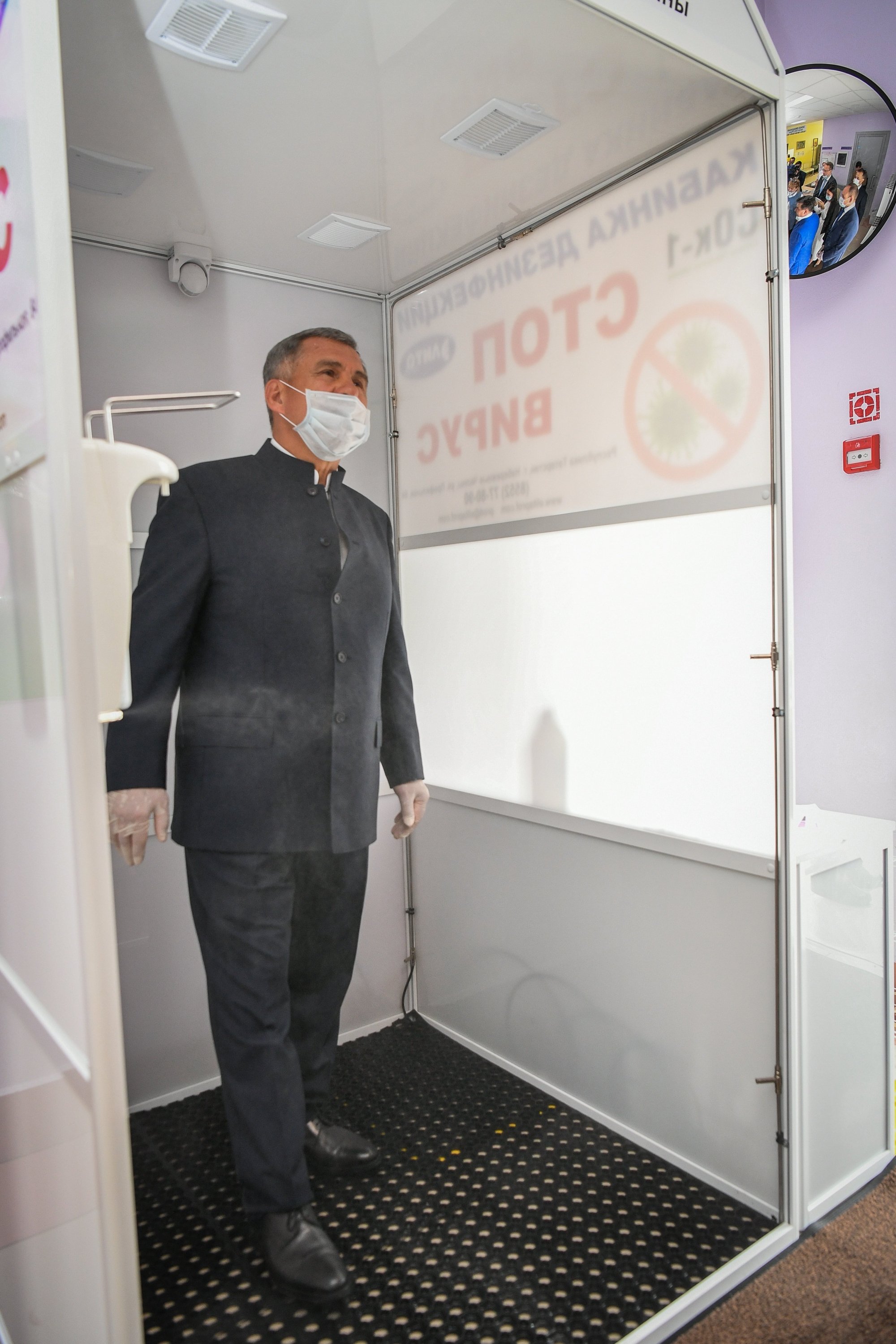 Президенту РТ презентовали мобильную кабину дезинфекции из Челнов (фото)