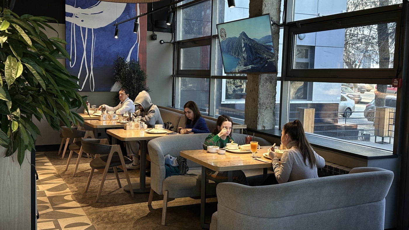 В честь 10-летия сеть ресторанов разыгрывает айфон, приставку Sony PlayStation, наушники Apple