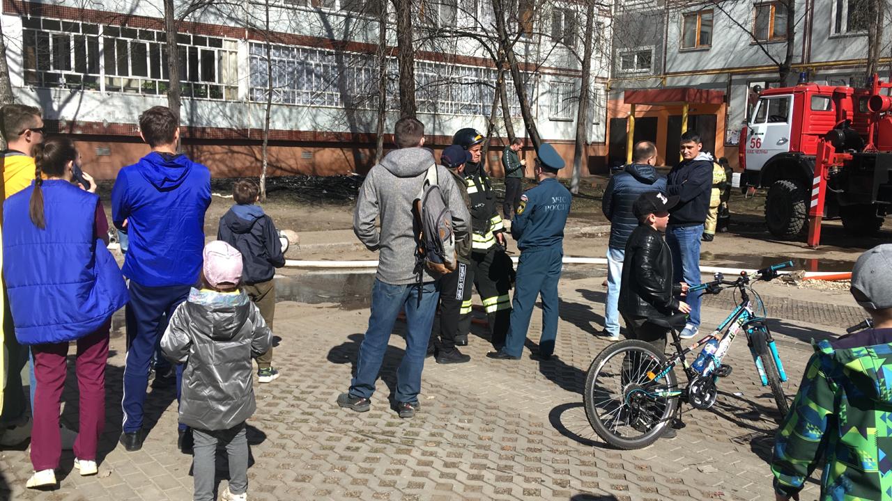 В Челнах страшный пожар в многоквартирном доме (фото, видео)