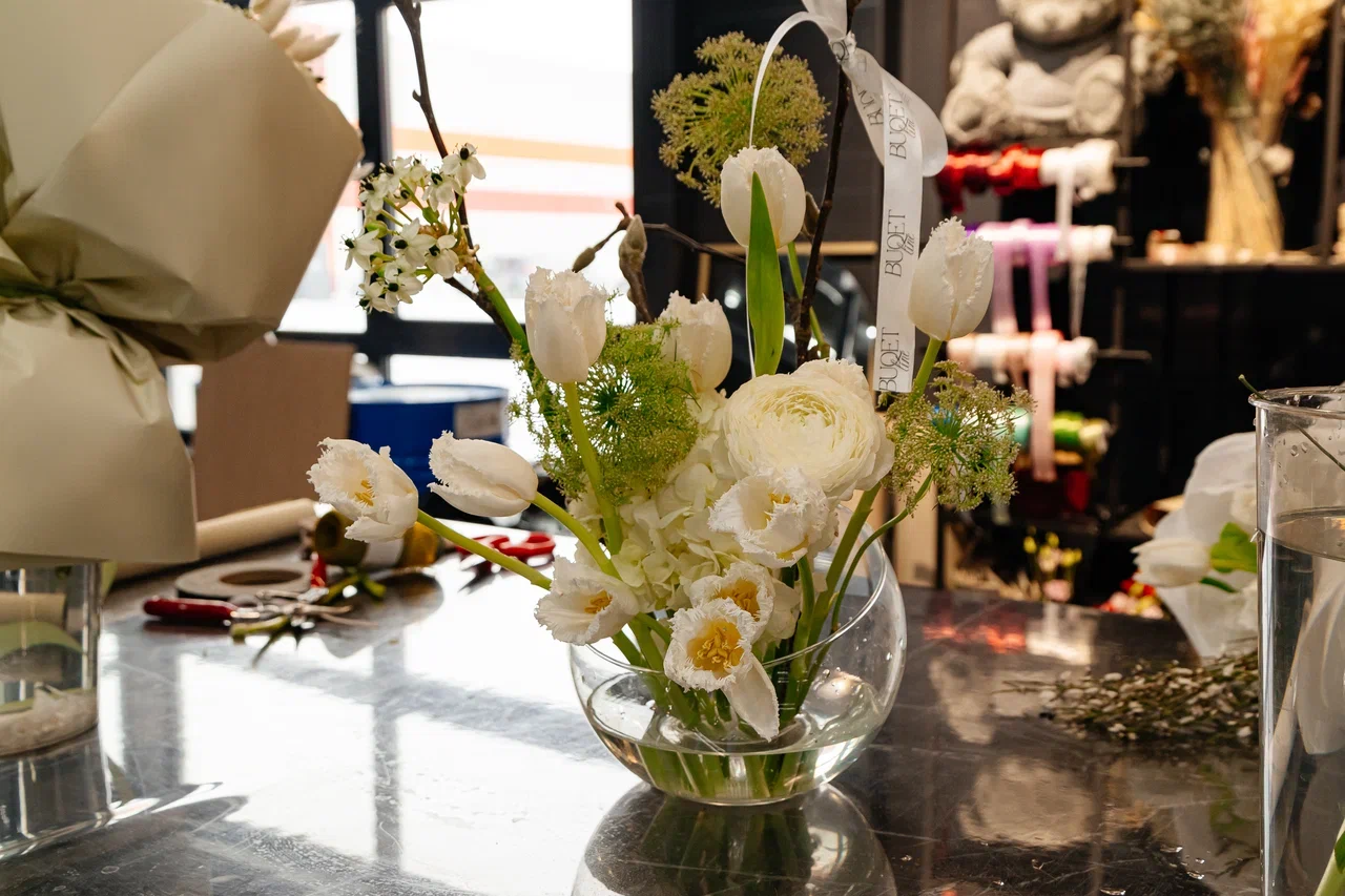 У игроков цветочного рынка ажиотаж – товар разбирают по пути на склад (фото) У игроков цветочного рынка ажиотаж – товар разбирают по пути на склад (фото)