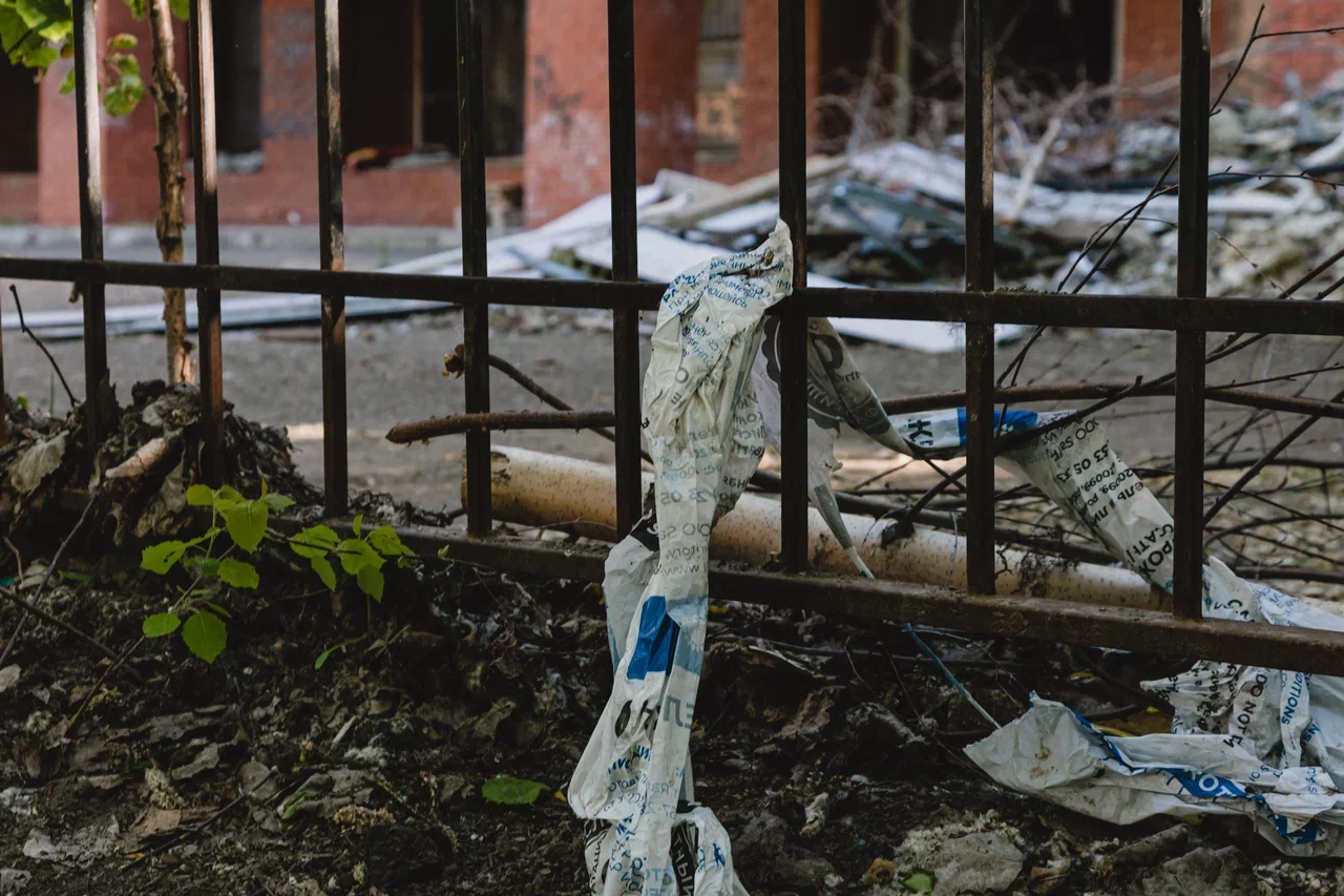 Фото: как здание, которое отдали городу под спорт, становится опасным долгостроем