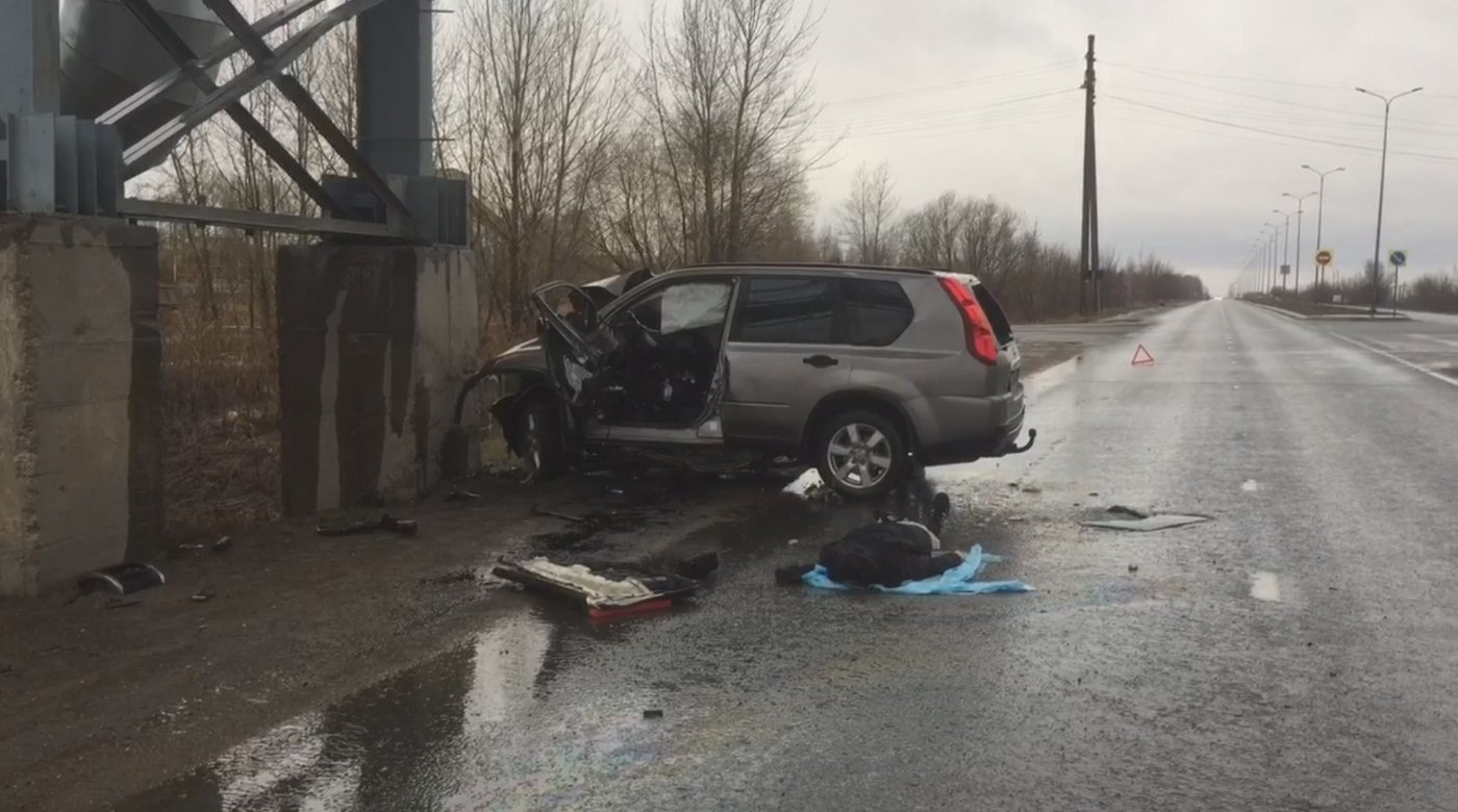 В Челнах смертельное ДТП: автомобиль врезался в железную опору (фото, видео)
