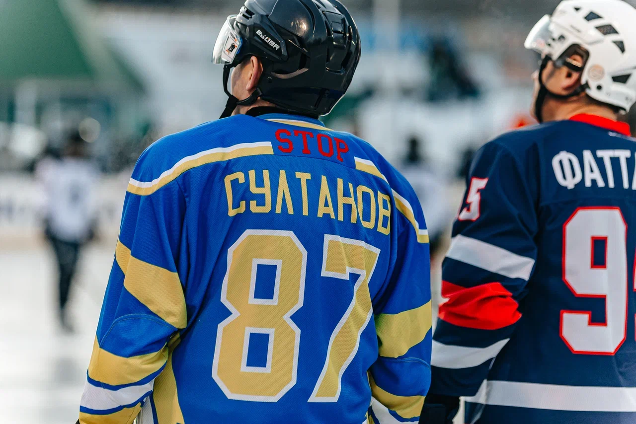 Фото: Данис Зарипов сыграл в дворовый хоккей с челнинскими детьми Фото: Данис Зарипов сыграл в дворовый хоккей с челнинскими детьми