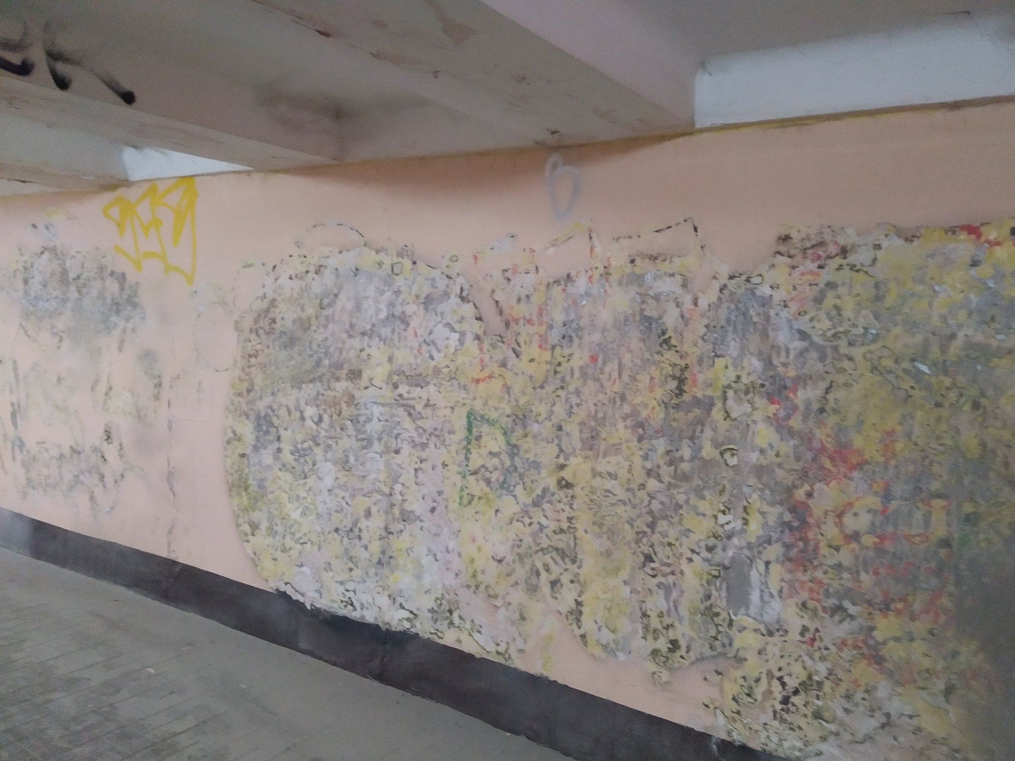 В изуродованной подземке стирают художества вандалов (видео)  