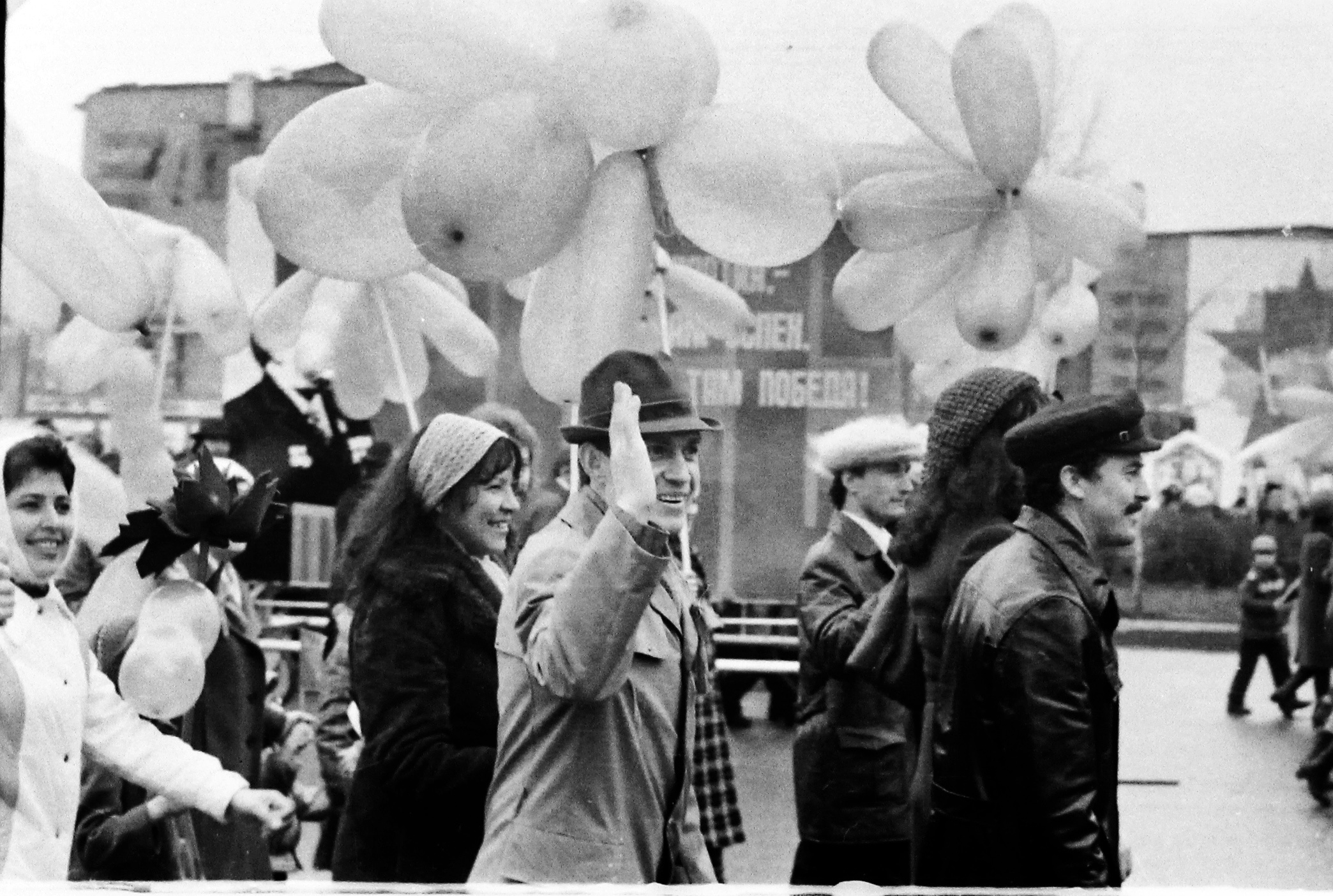 Как в Челнах отмечали «красный день календаря» – архивные фотографии