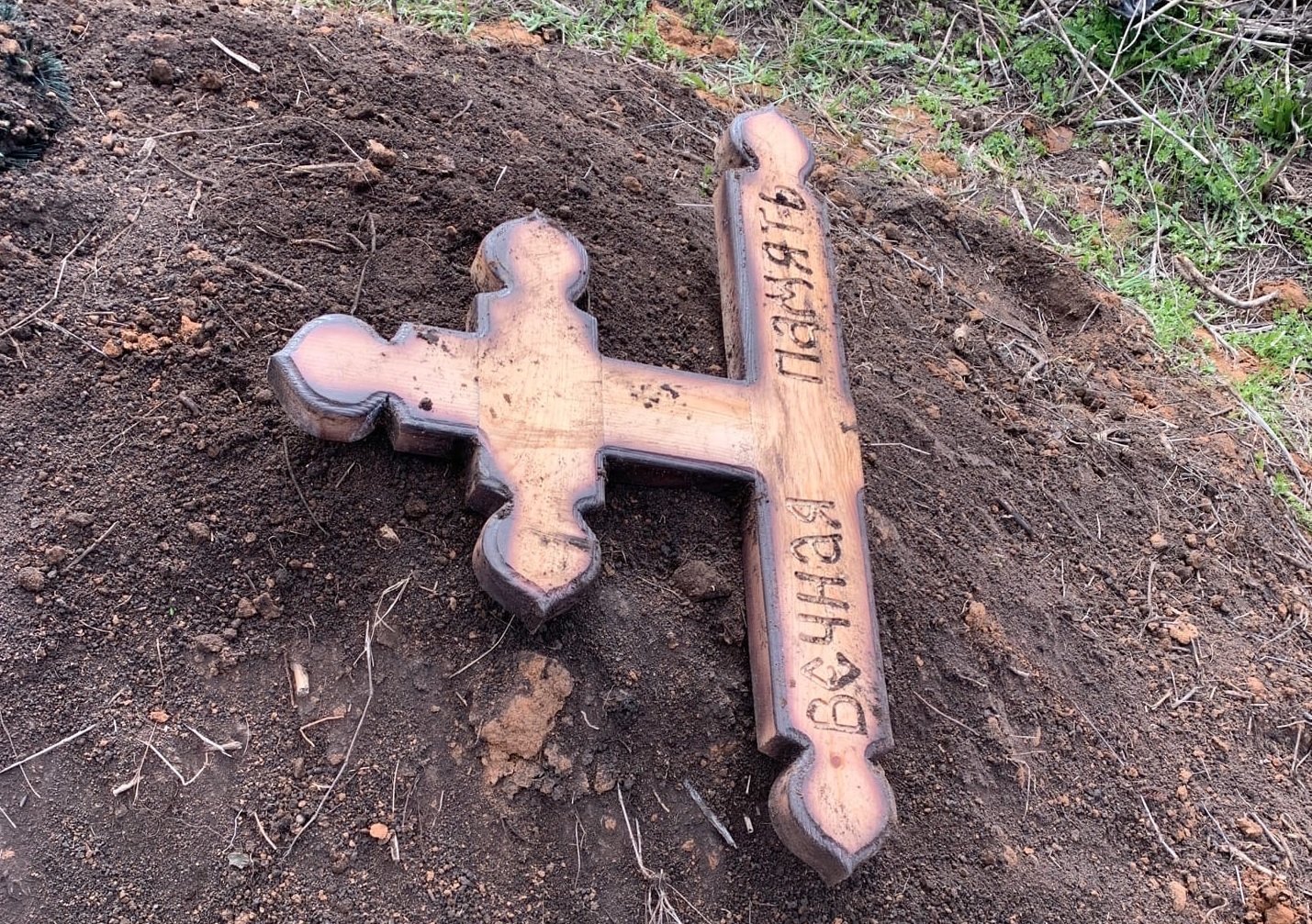 Могильный крест. Крест на могилу. Старообрядческий крест на кладбище. Сломанный крест.
