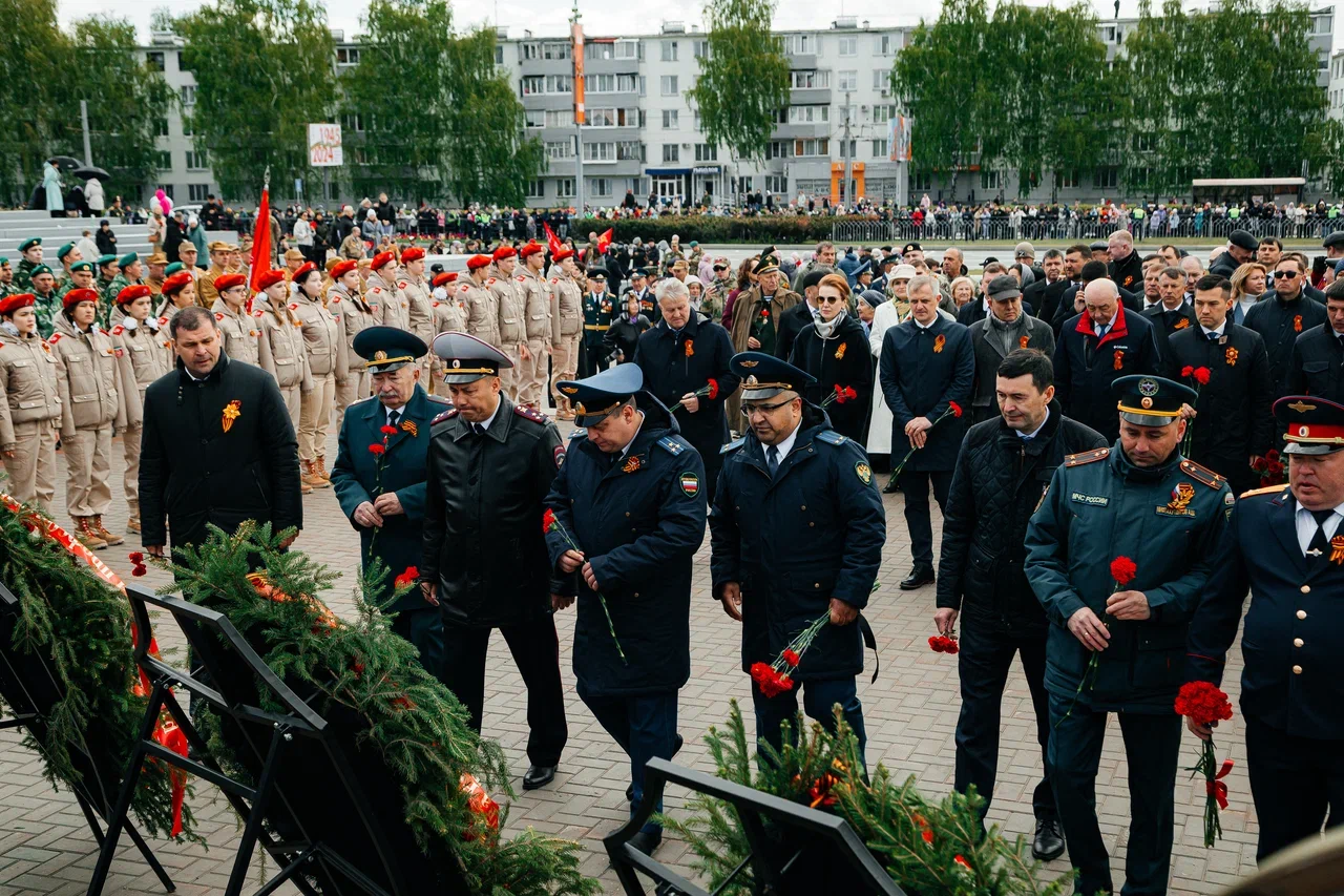 Праздничные мероприятия начались в Челнах с возложения цветов к Вечному огню