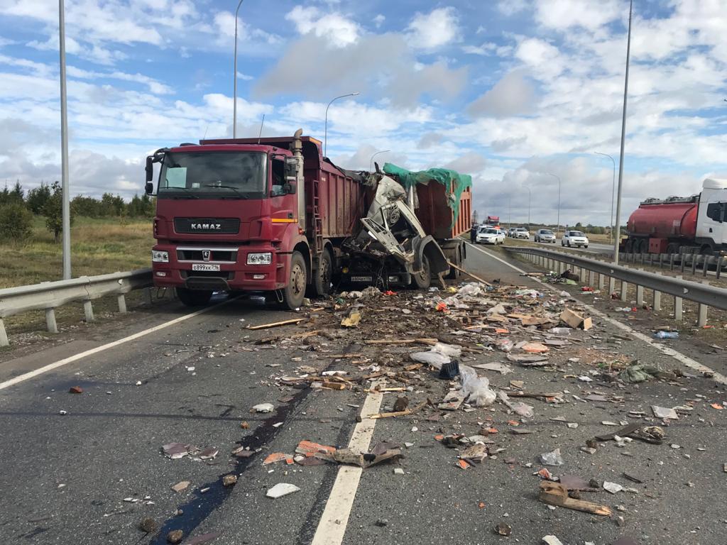 ГИБДД об аварии с грузовиками: водители пытались обмануть весовой контроль
