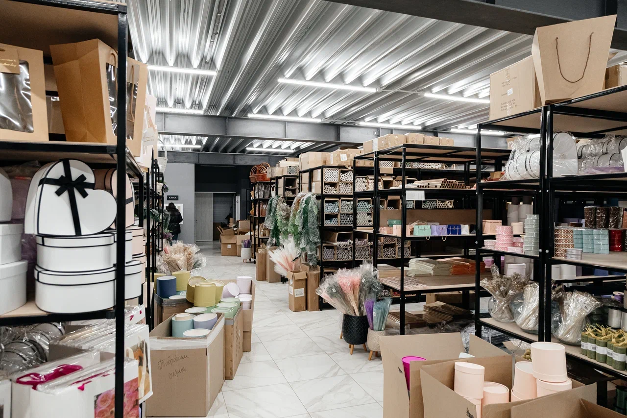 У игроков цветочного рынка ажиотаж – товар разбирают по пути на склад (фото) У игроков цветочного рынка ажиотаж – товар разбирают по пути на склад (фото)