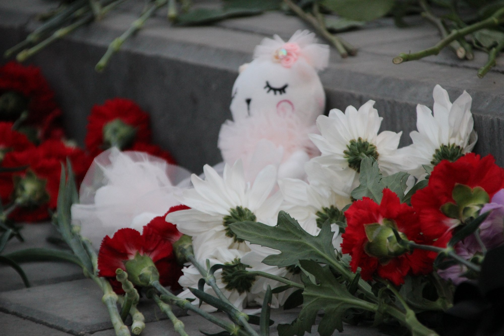 Челнинцы несут цветы и игрушки к мемориалу в память о погибших детях