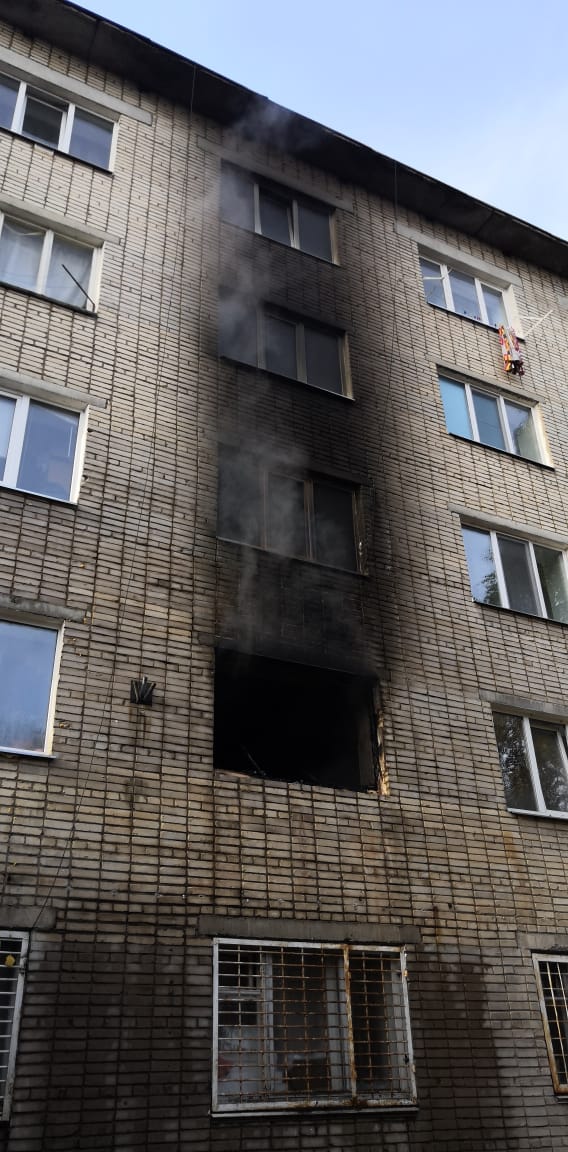 На пожаре в челнинском общежитии погиб человек (фото)