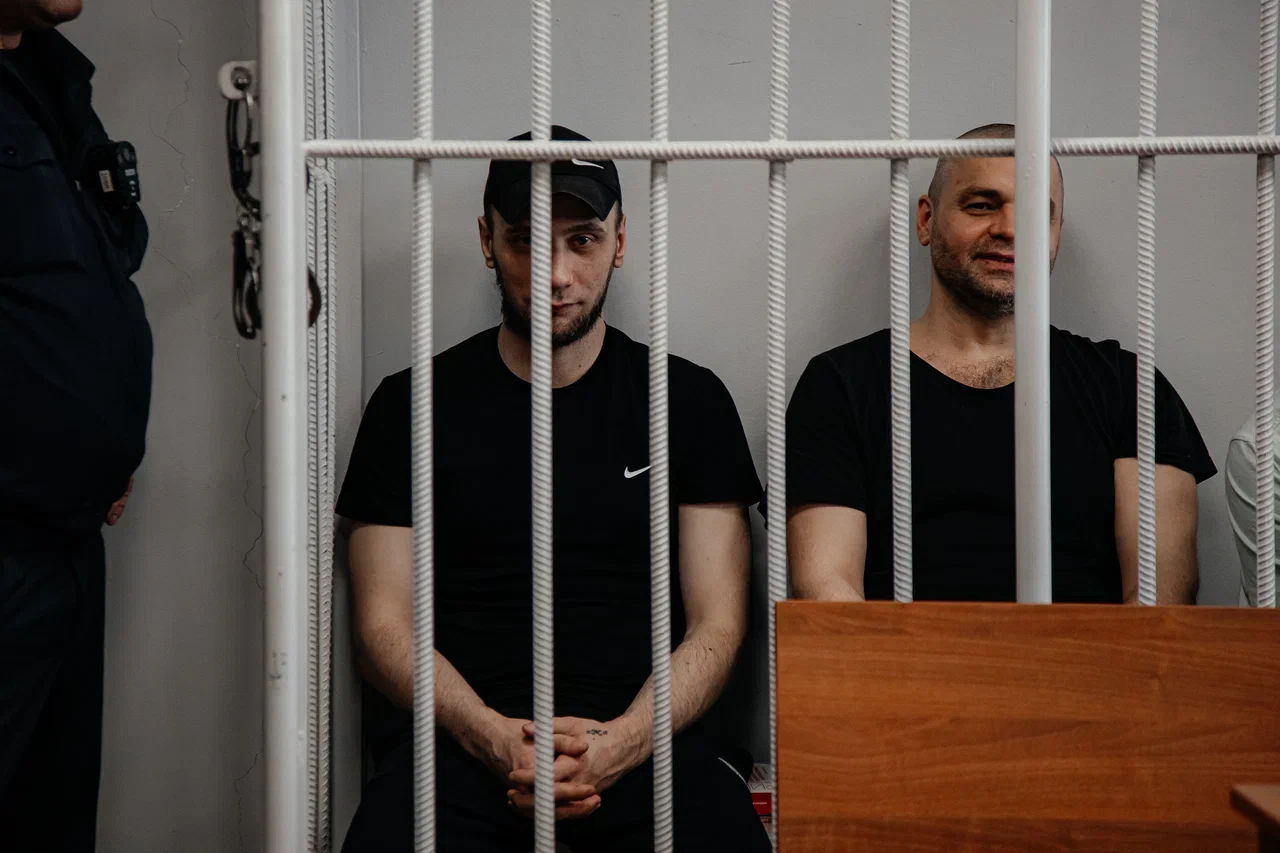 «Подъехала машина, там сидел мужчина. Человек в наручниках говорит: «Вот он меня держал»
