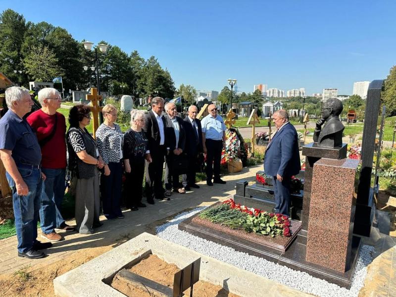 На Троекуровском кладбище открыли мемориал памяти Льва Васильева