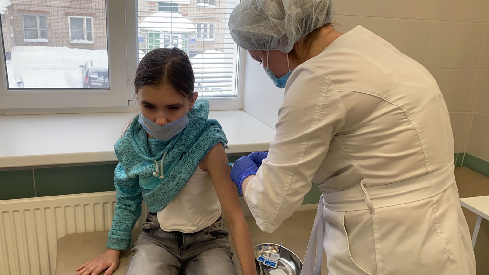 «Меньше риска», «будут пускать в ТЦ» - дети рассказали, почему идут за вакциной