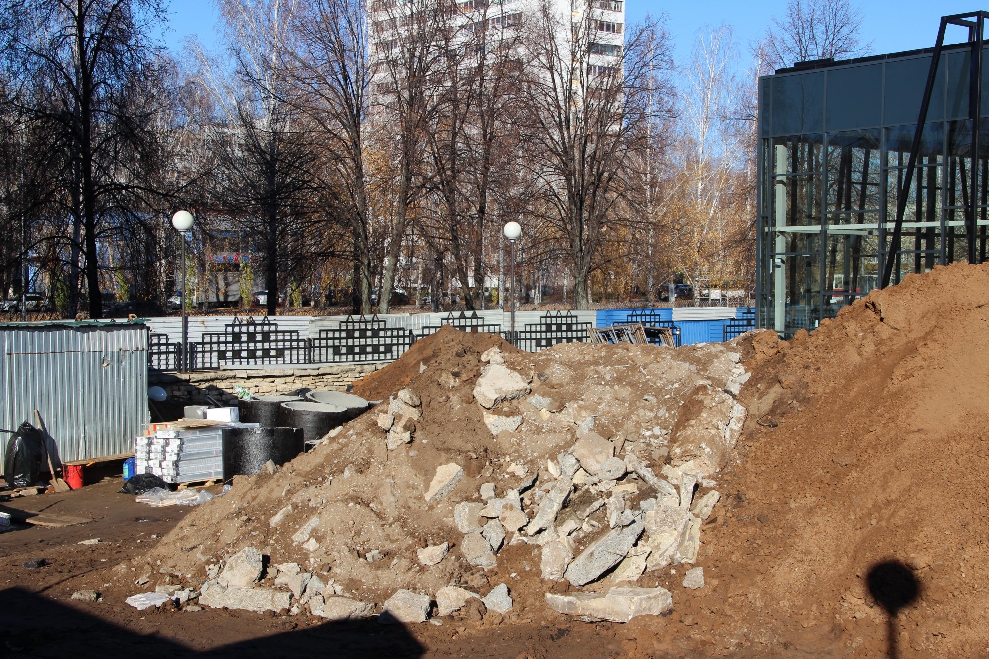 Приставы опечатали спорную стройку на Московском проспекте